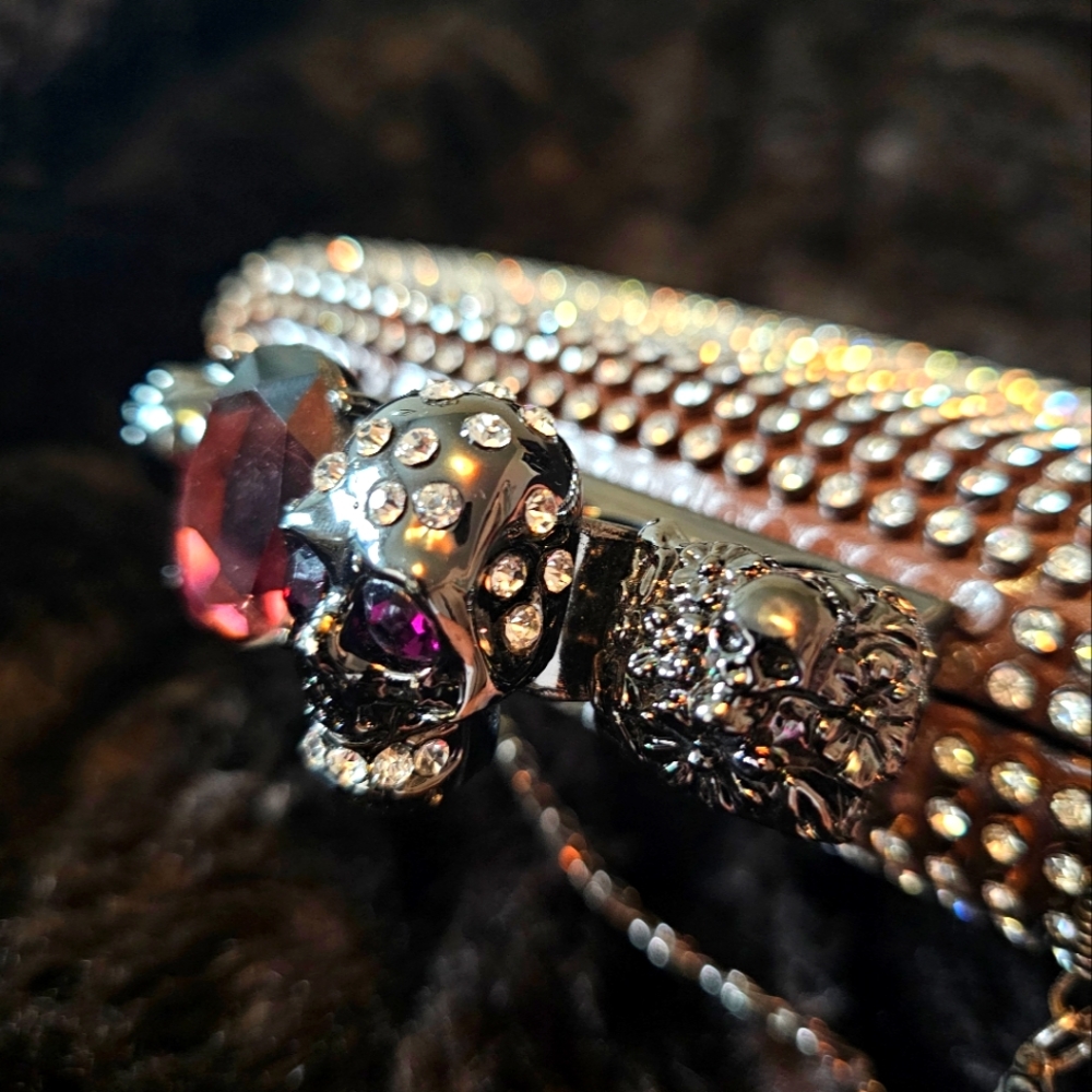 GORGEOUS SKULL CLUTCH